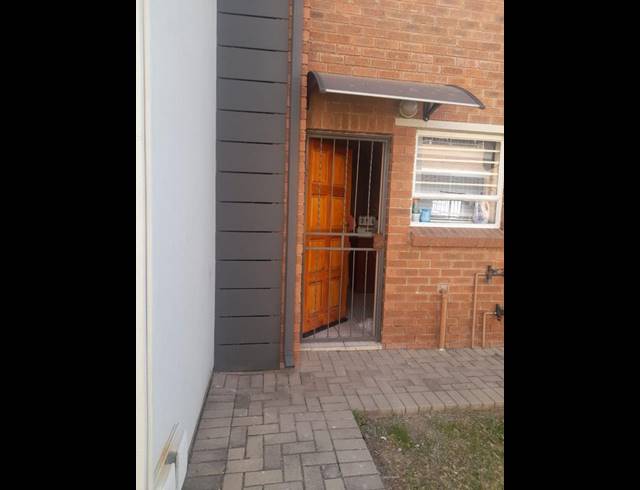 2 BEDROOM TOWNHOUSE FOR SALE IN TERENURE
